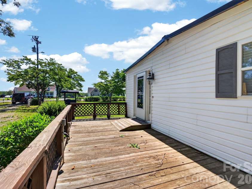 331 Shiloh Road, York, SC 29745.  MLS# CAR4402807, YatesRealty ID 38465. Side Deck