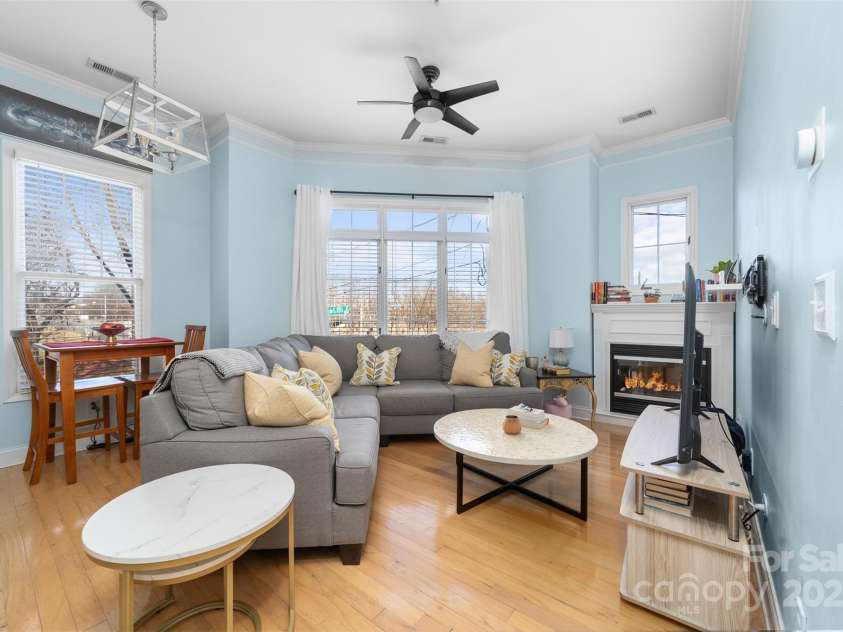 780 Davidson Street, Charlotte, NC 28202.  MLS# CAR4218916, YatesRealty ID 3847. High Ceiling in Main living area