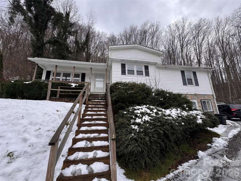 9 Alzena Road, Sylva, NC 28779.  MLS# CAR4344187, YatesRealty ID 3847. 