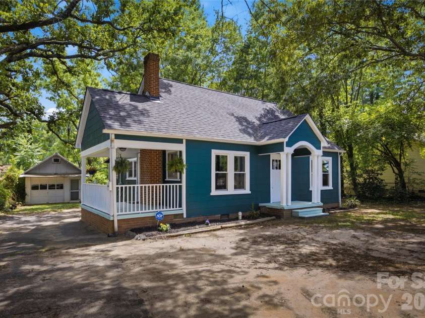 1909 2nd Avenue, Hickory, NC 28602.  MLS# CAR4403409, YatesRealty ID 38476. 