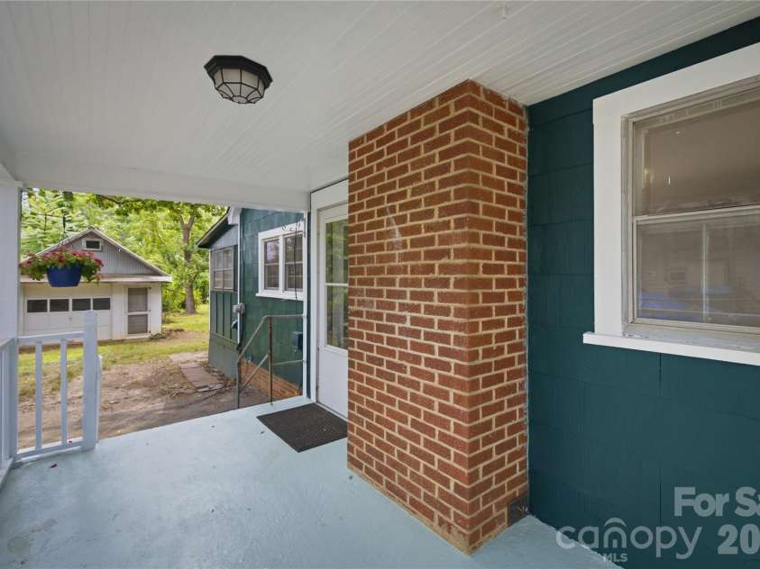 1909 2nd Avenue, Hickory, NC 28602.  MLS# CAR4403409, YatesRealty ID 38476. 