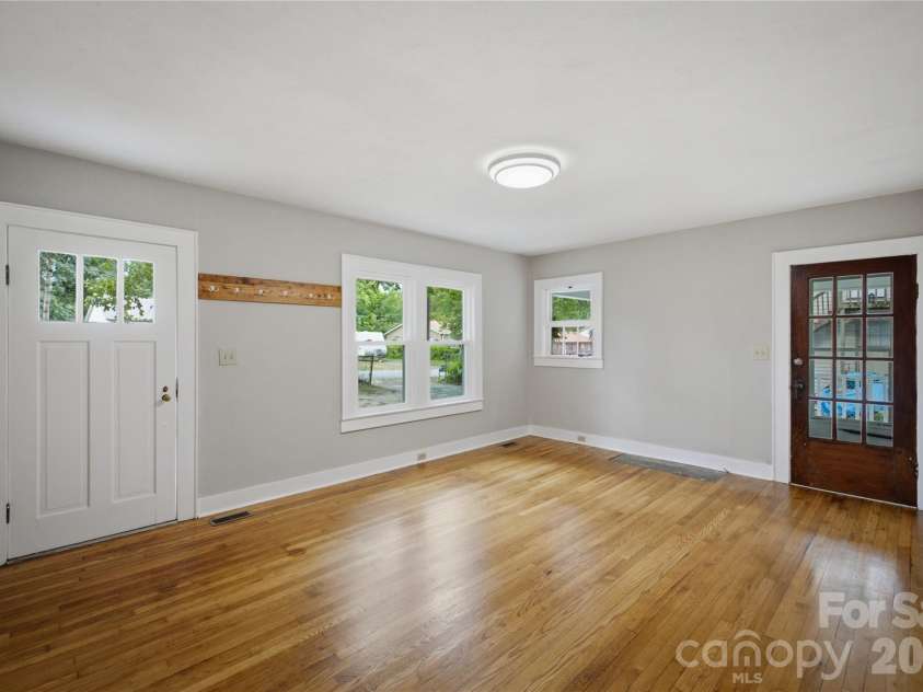 1909 2nd Avenue, Hickory, NC 28602.  MLS# CAR4403409, YatesRealty ID 38476. 