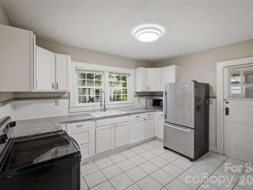 1909 2nd Avenue, Hickory, NC 28602.  MLS# CAR4403409, YatesRealty ID 38476. 