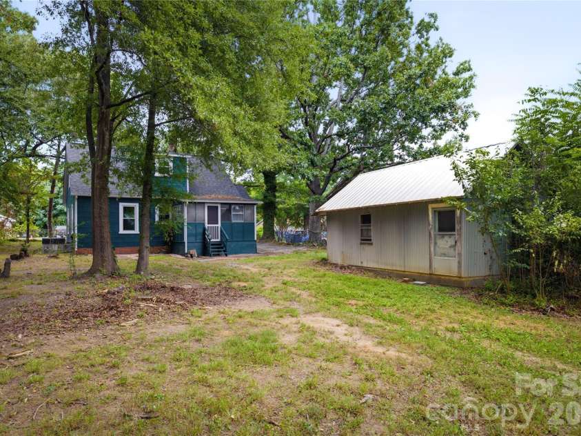 1909 2nd Avenue, Hickory, NC 28602.  MLS# CAR4403409, YatesRealty ID 38476. 