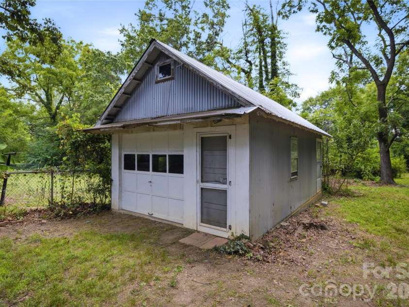 1909 2nd Avenue, Hickory, NC 28602.  MLS# CAR4403409, YatesRealty ID 38476. 