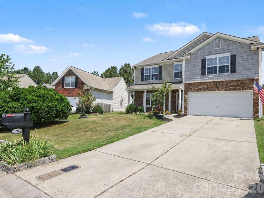 10912 Thousand Oaks Drive, Huntersville, NC 28078.  MLS# CAR4398891, YatesRealty ID 38477. 