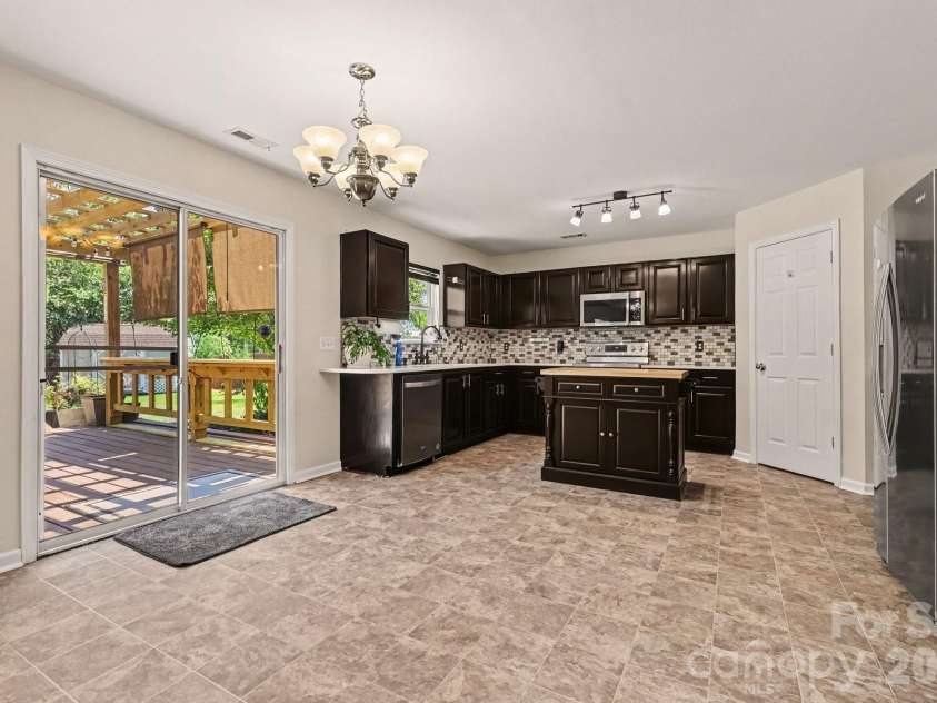 10912 Thousand Oaks Drive, Huntersville, NC 28078.  MLS# CAR4398891, YatesRealty ID 38477. 