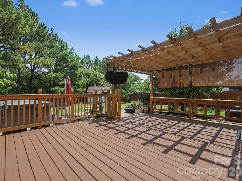 10912 Thousand Oaks Drive, Huntersville, NC 28078.  MLS# CAR4398891, YatesRealty ID 38477. 
