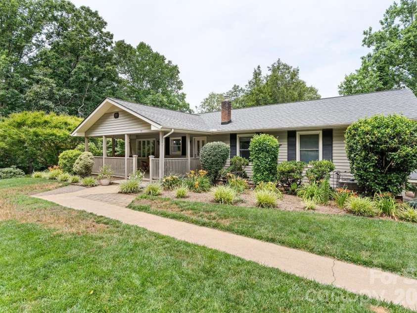 33 Coffey Circle, Asheville, NC 28806.  MLS# CAR4396204, YatesRealty ID 38478. 