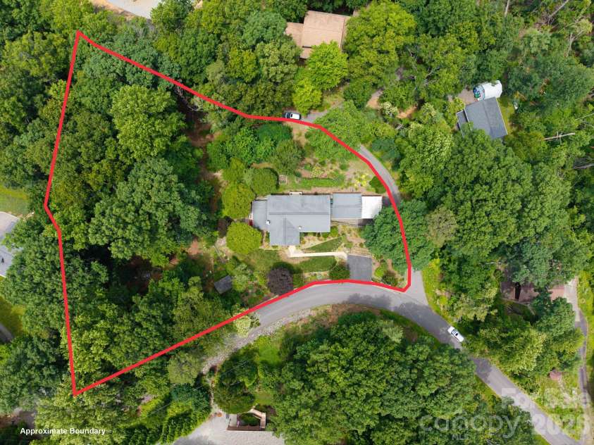 33 Coffey Circle, Asheville, NC 28806.  MLS# CAR4396204, YatesRealty ID 38478. 