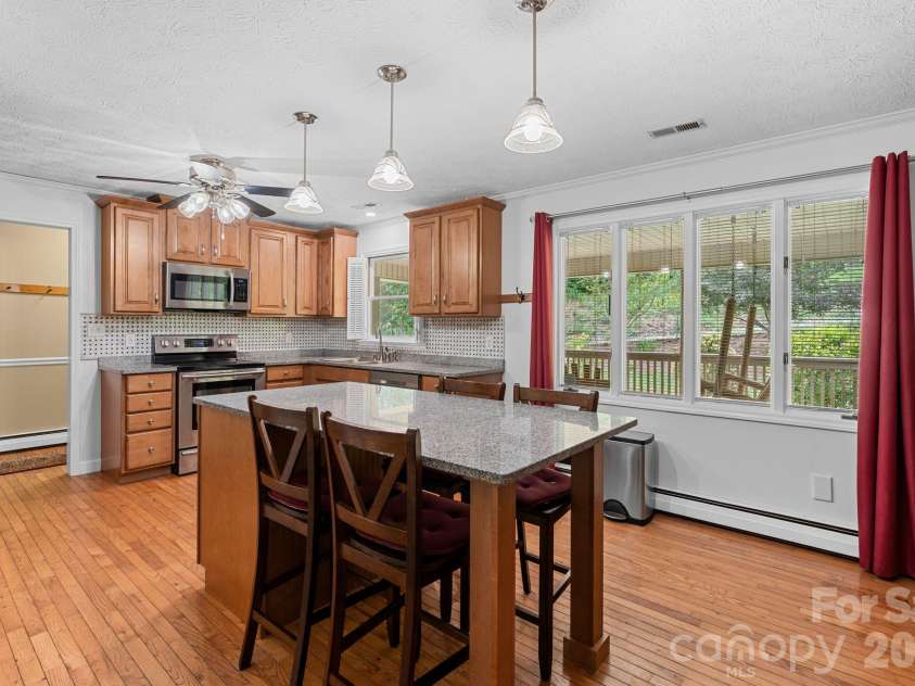 33 Coffey Circle, Asheville, NC 28806.  MLS# CAR4396204, YatesRealty ID 38478. 