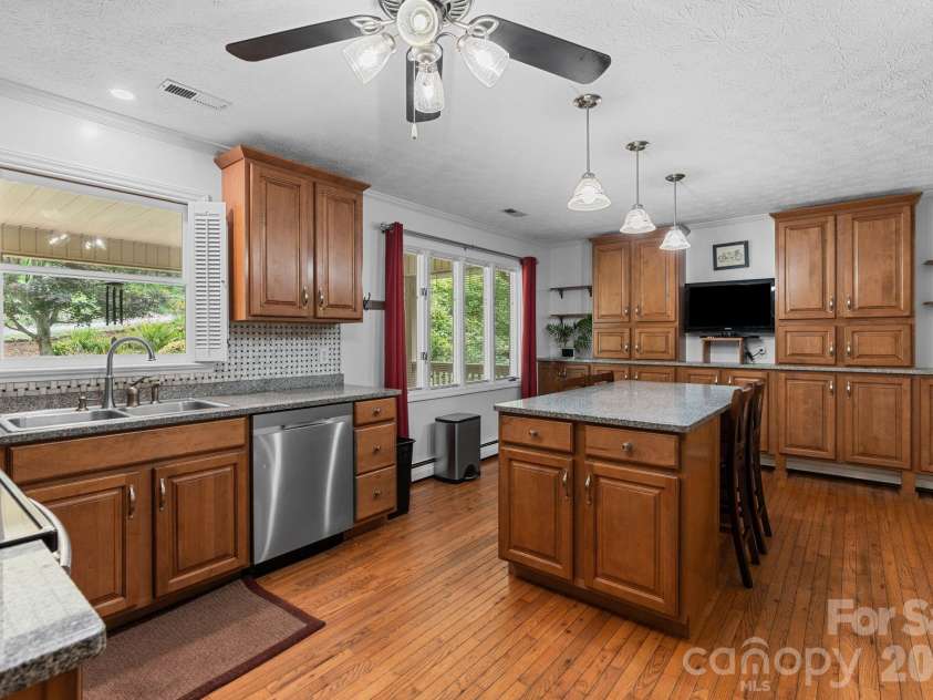 33 Coffey Circle, Asheville, NC 28806.  MLS# CAR4396204, YatesRealty ID 38478. 