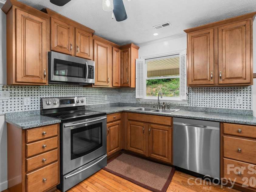 33 Coffey Circle, Asheville, NC 28806.  MLS# CAR4396204, YatesRealty ID 38478. 