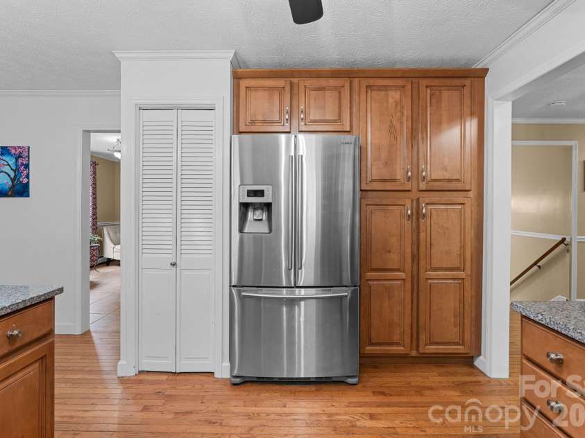 33 Coffey Circle, Asheville, NC 28806.  MLS# CAR4396204, YatesRealty ID 38478. 