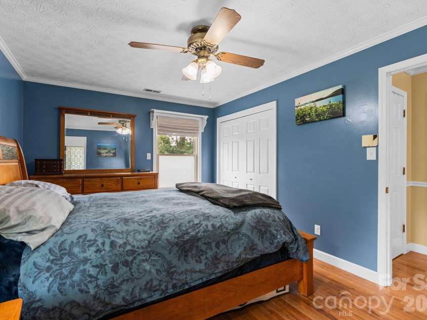 33 Coffey Circle, Asheville, NC 28806.  MLS# CAR4396204, YatesRealty ID 38478. 