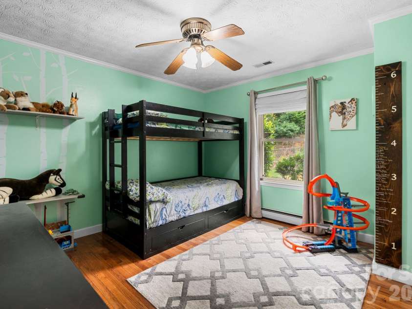 33 Coffey Circle, Asheville, NC 28806.  MLS# CAR4396204, YatesRealty ID 38478. 