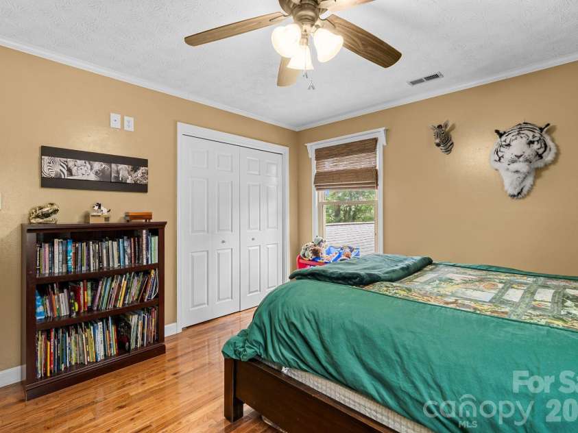 33 Coffey Circle, Asheville, NC 28806.  MLS# CAR4396204, YatesRealty ID 38478. 