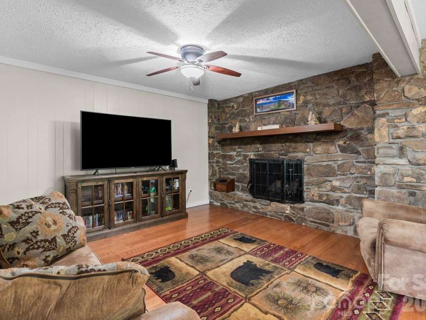 33 Coffey Circle, Asheville, NC 28806.  MLS# CAR4396204, YatesRealty ID 38478. 