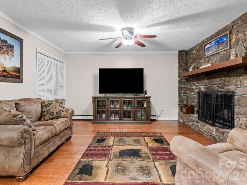 33 Coffey Circle, Asheville, NC 28806.  MLS# CAR4396204, YatesRealty ID 38478. 