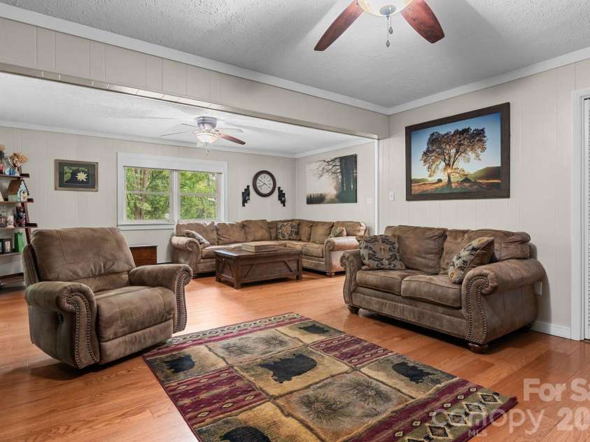 33 Coffey Circle, Asheville, NC 28806.  MLS# CAR4396204, YatesRealty ID 38478. 