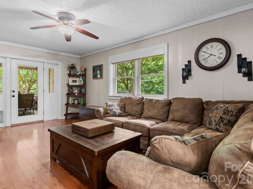 33 Coffey Circle, Asheville, NC 28806.  MLS# CAR4396204, YatesRealty ID 38478. 