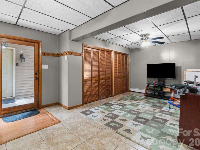 33 Coffey Circle, Asheville, NC 28806.  MLS# CAR4396204, YatesRealty ID 38478. 
