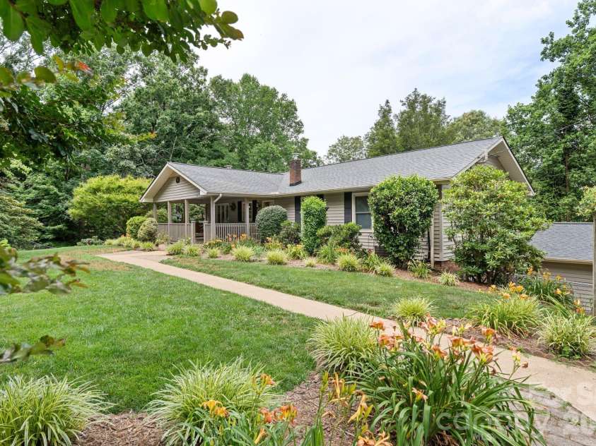 33 Coffey Circle, Asheville, NC 28806.  MLS# CAR4396204, YatesRealty ID 38478. 