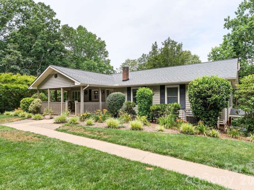 33 Coffey Circle, Asheville, NC 28806.  MLS# CAR4396204, YatesRealty ID 38478. 