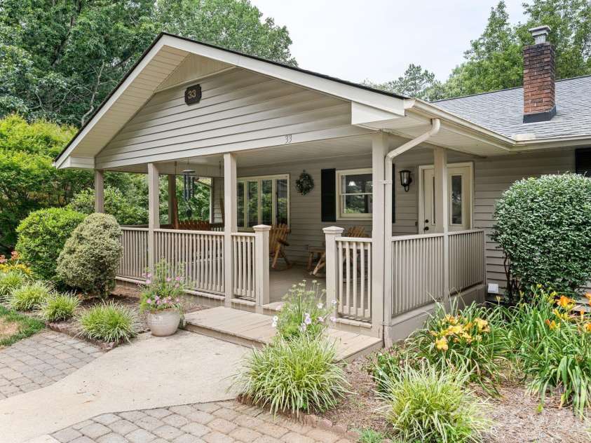 33 Coffey Circle, Asheville, NC 28806.  MLS# CAR4396204, YatesRealty ID 38478. 
