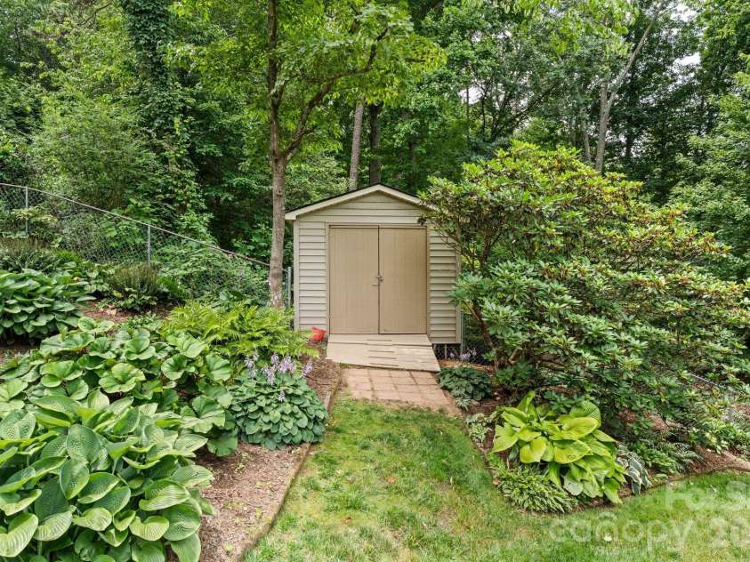 33 Coffey Circle, Asheville, NC 28806.  MLS# CAR4396204, YatesRealty ID 38478. 