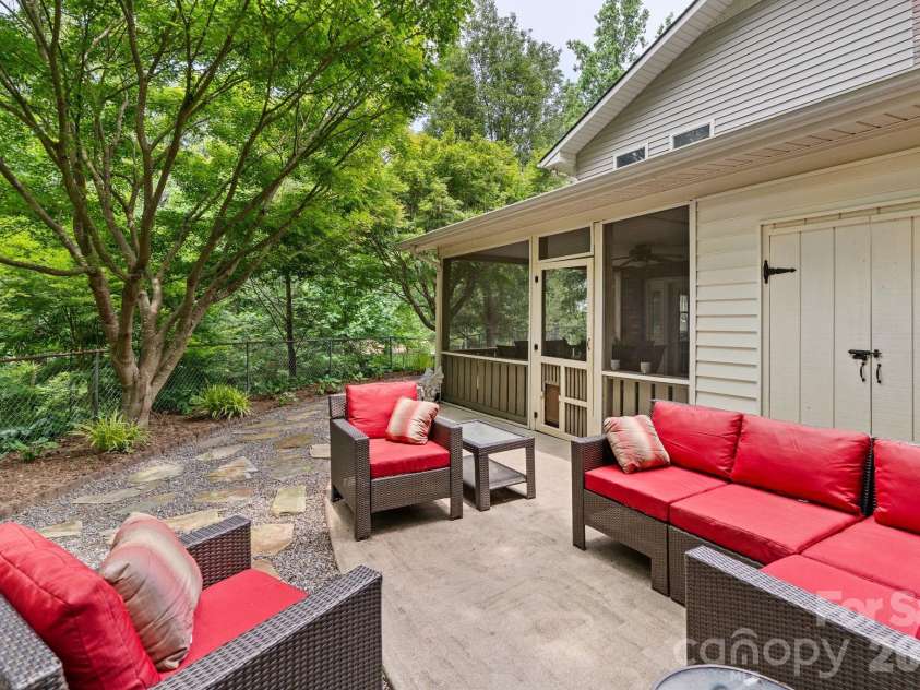 33 Coffey Circle, Asheville, NC 28806.  MLS# CAR4396204, YatesRealty ID 38478. 