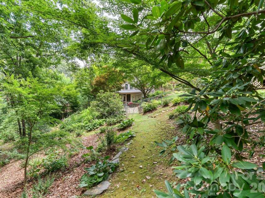 33 Coffey Circle, Asheville, NC 28806.  MLS# CAR4396204, YatesRealty ID 38478. 
