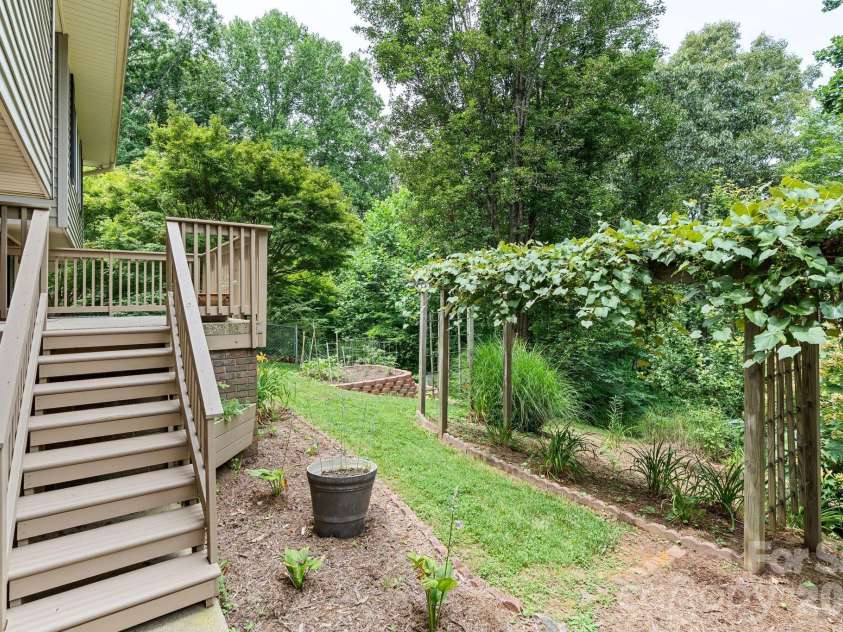 33 Coffey Circle, Asheville, NC 28806.  MLS# CAR4396204, YatesRealty ID 38478. 