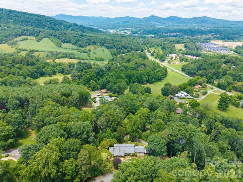 33 Coffey Circle, Asheville, NC 28806.  MLS# CAR4396204, YatesRealty ID 38478. 
