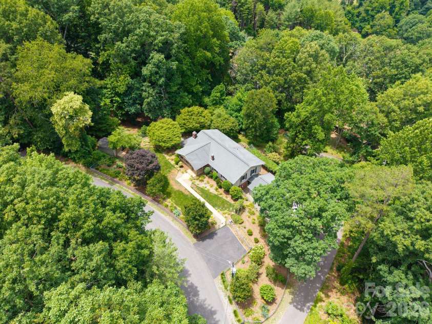 33 Coffey Circle, Asheville, NC 28806.  MLS# CAR4396204, YatesRealty ID 38478. 