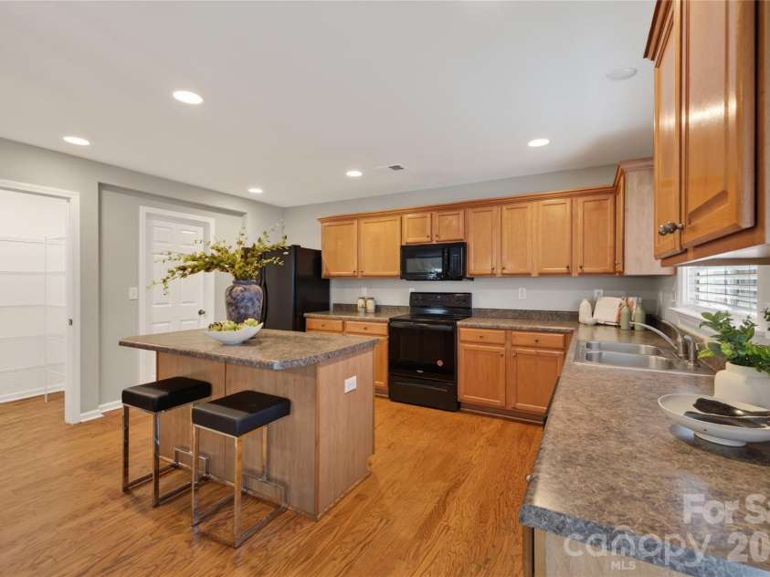 8932 Oransay Way, Charlotte, NC 28278.  MLS# CAR4405293, YatesRealty ID 38482. 