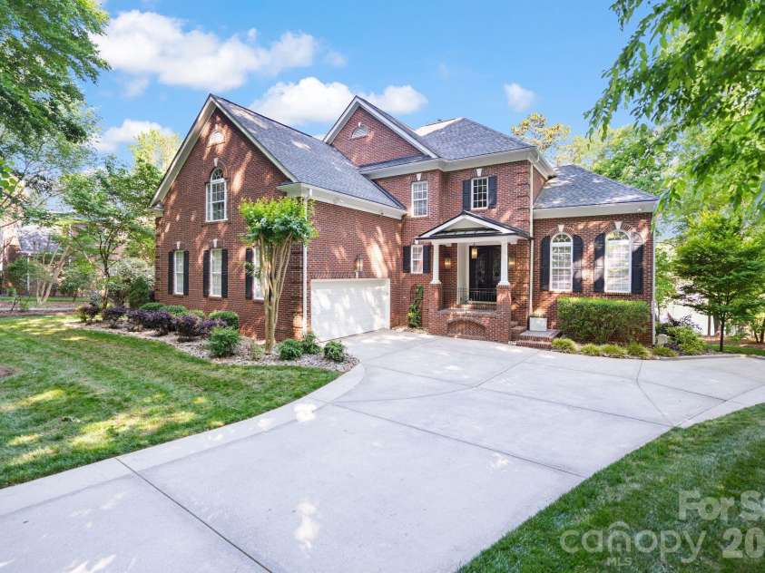 4685 Eagle Pointe Court, Denver, NC 28037.  MLS# CAR4332859, YatesRealty ID 38484. Waterfront home with basement situated on a private cul-de-sac lot