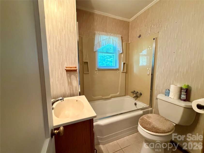 5057 Erickson Road, Charlotte, NC 28208.  MLS# CAR4389142, YatesRealty ID 38485. Full bath