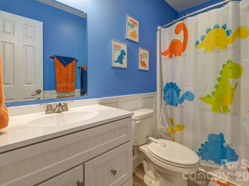 40 Quinn Hill Lane, Mars Hill, NC 28754.  MLS# CAR4395891, YatesRealty ID 38489. Colorful, Full 2nd Bathroom