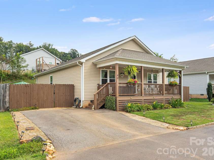 40 Quinn Hill Lane, Mars Hill, NC 28754.  MLS# CAR4421160, YatesRealty ID 38489. 