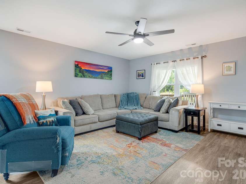 40 Quinn Hill Lane, Mars Hill, NC 28754.  MLS# CAR4421160, YatesRealty ID 38489. 
