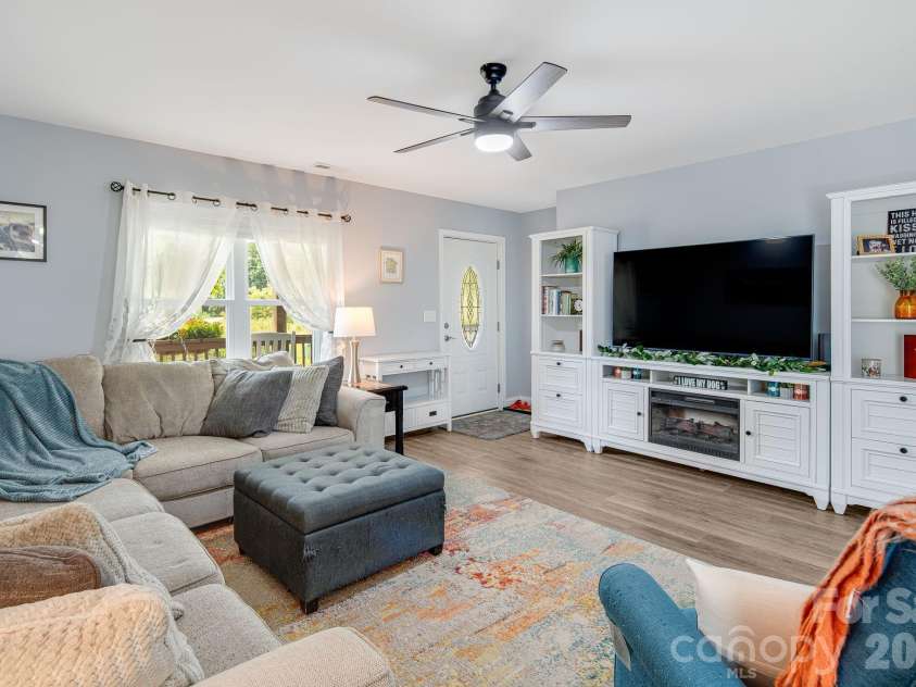 40 Quinn Hill Lane, Mars Hill, NC 28754.  MLS# CAR4421160, YatesRealty ID 38489. 
