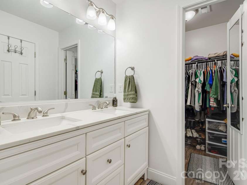 40 Quinn Hill Lane, Mars Hill, NC 28754.  MLS# CAR4421160, YatesRealty ID 38489. 