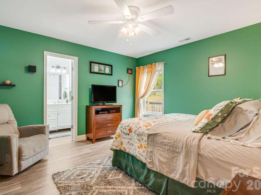 40 Quinn Hill Lane, Mars Hill, NC 28754.  MLS# CAR4421160, YatesRealty ID 38489. 