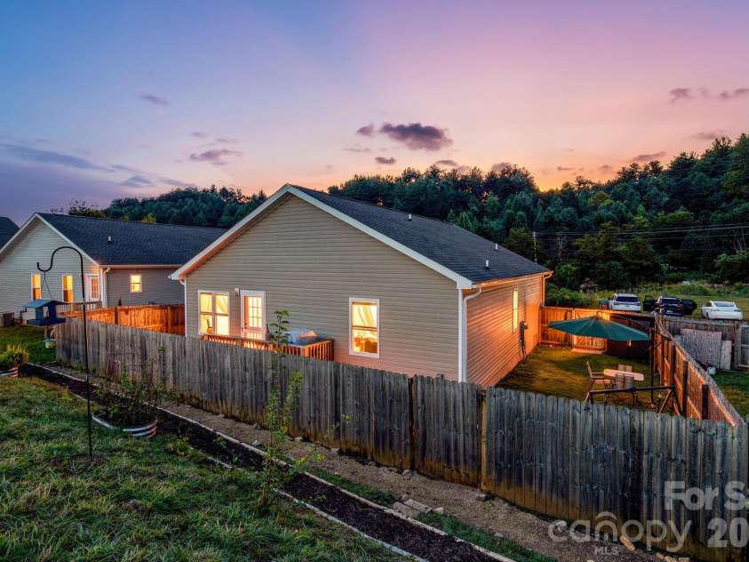 40 Quinn Hill Lane, Mars Hill, NC 28754.  MLS# CAR4421160, YatesRealty ID 38489. 