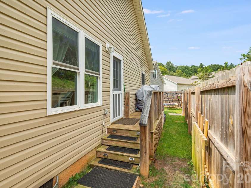 40 Quinn Hill Lane, Mars Hill, NC 28754.  MLS# CAR4421160, YatesRealty ID 38489. 