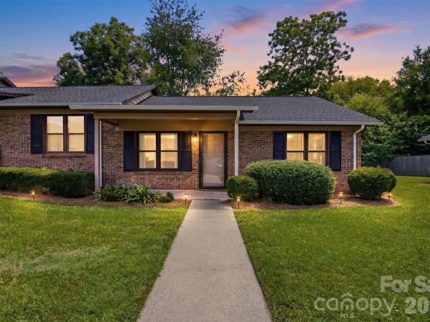 137 Glenwood Drive, Rock Hill, SC 29732.  MLS# CAR4393792, YatesRealty ID 38490. 