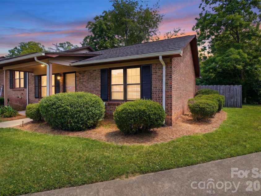 137 Glenwood Drive, Rock Hill, SC 29732.  MLS# CAR4393792, YatesRealty ID 38490. 