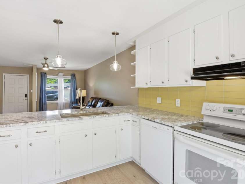 137 Glenwood Drive, Rock Hill, SC 29732.  MLS# CAR4393792, YatesRealty ID 38490. 