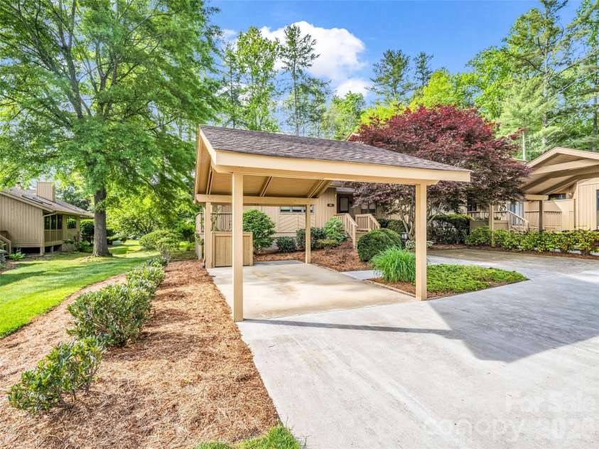 102 White Oak Drive, Hendersonville, NC 28791.  MLS# CAR4376604, YatesRealty ID 38494. 